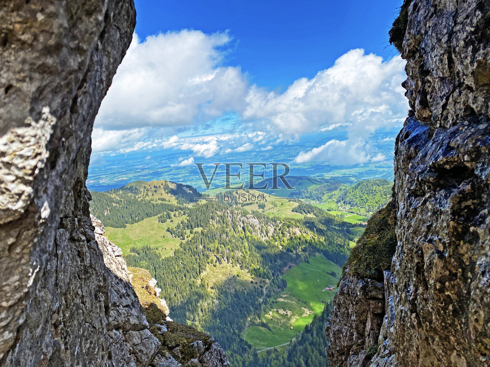 瑞士皮拉图斯山脉Widderfeld峰下的岩石开口，瑞士奥布瓦尔登州的Alpnach(坎顿奥布瓦尔德，瑞士)照片摄影图片