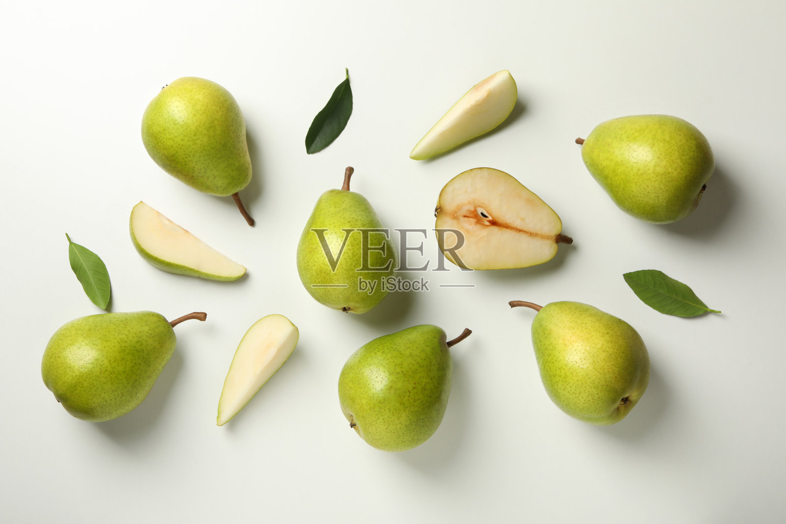 新鲜的绿色梨在白色的背景，俯视图照片摄影图片