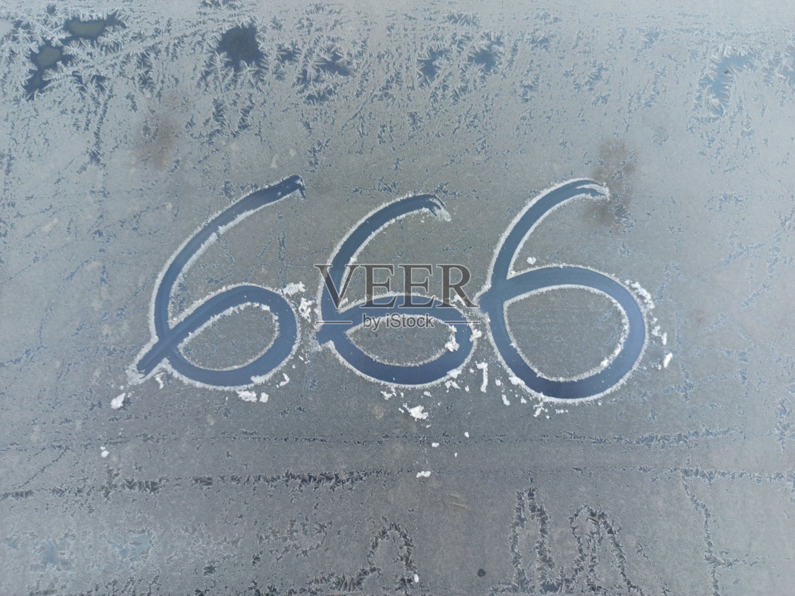 666号在寒冷的背景下照片摄影图片