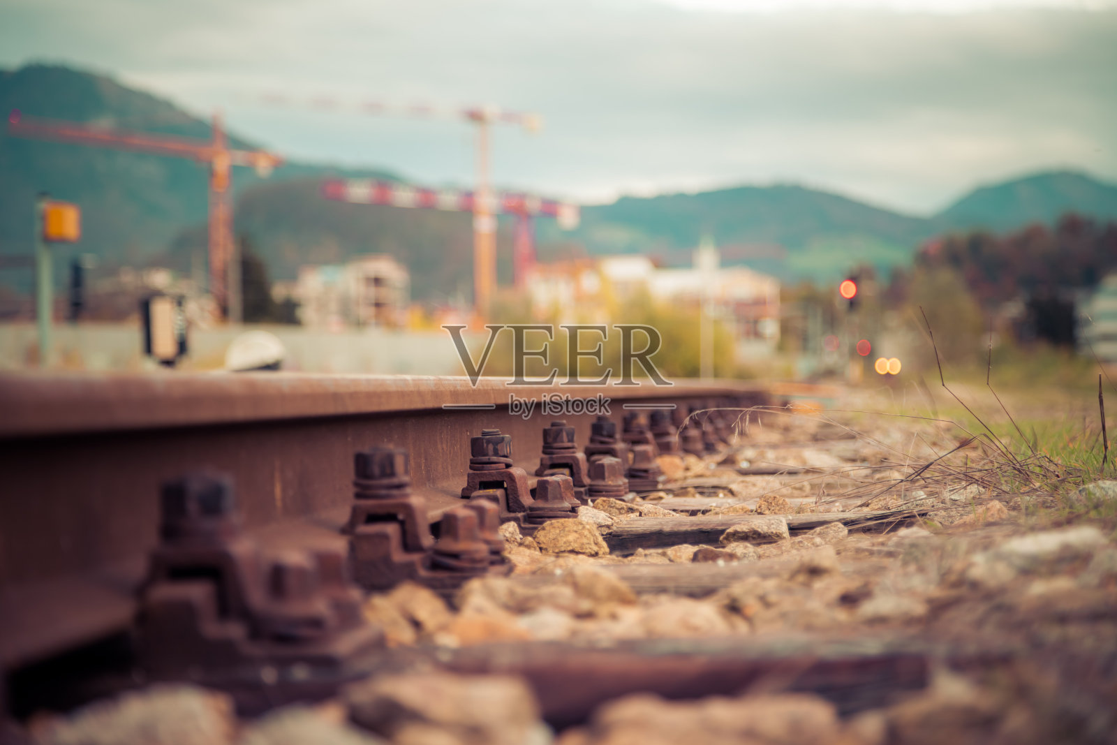 废弃的铁轨。靠近栏杆和木板照片摄影图片