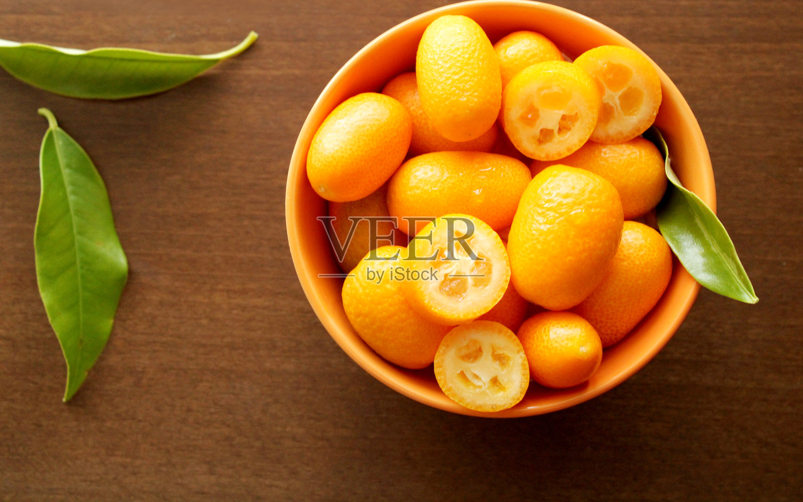 新鲜的金橘水果在碗里照片摄影图片