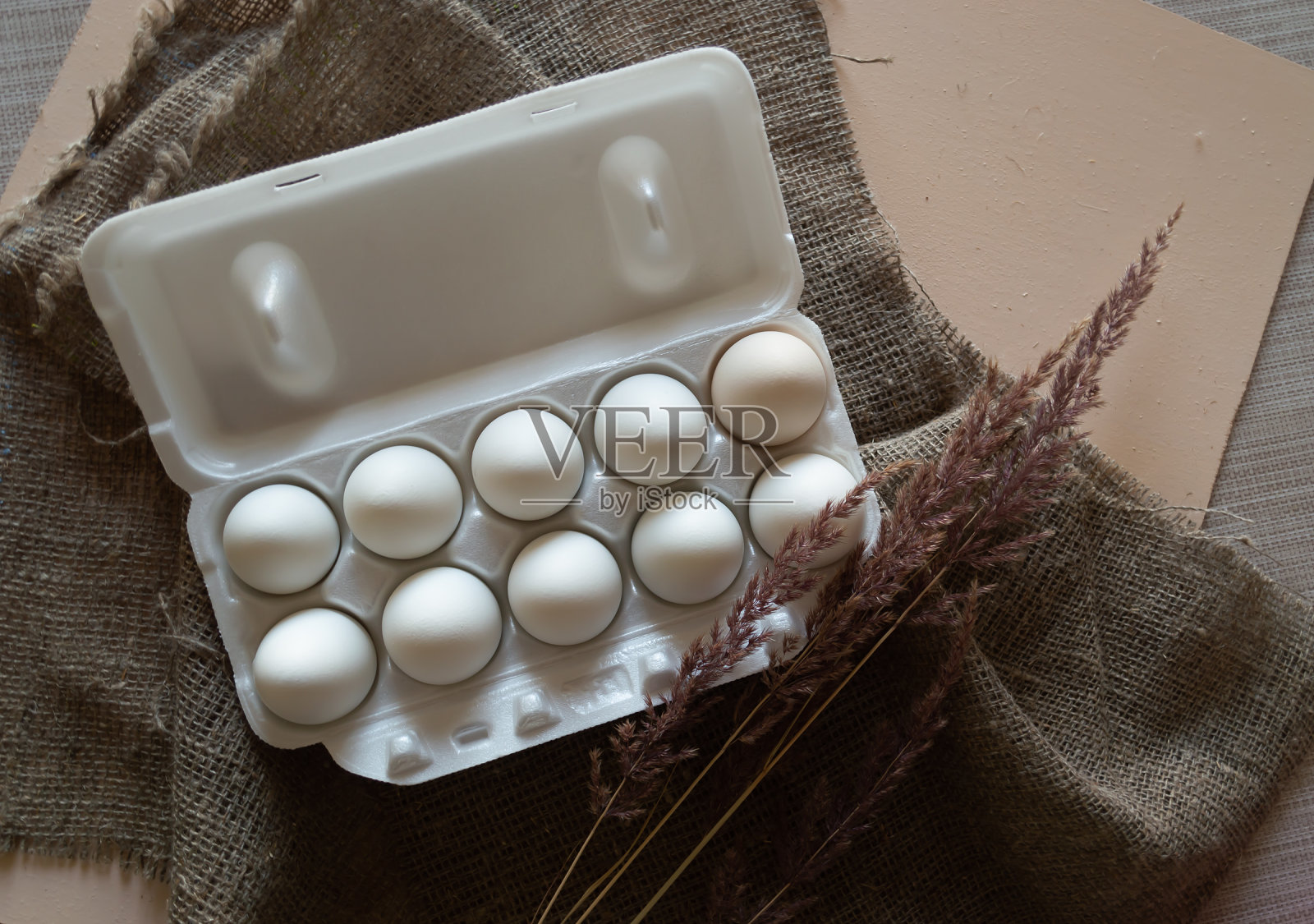 白色的鸡蛋装在亚麻布上照片摄影图片