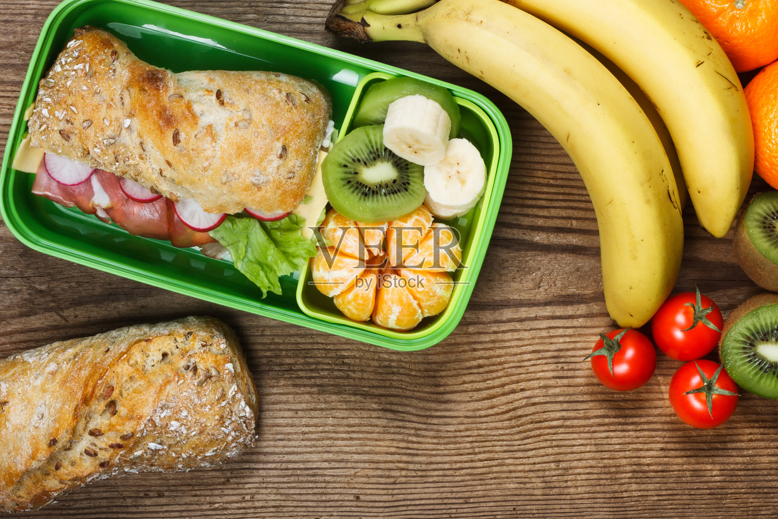 饭盒放在木桌上照片摄影图片