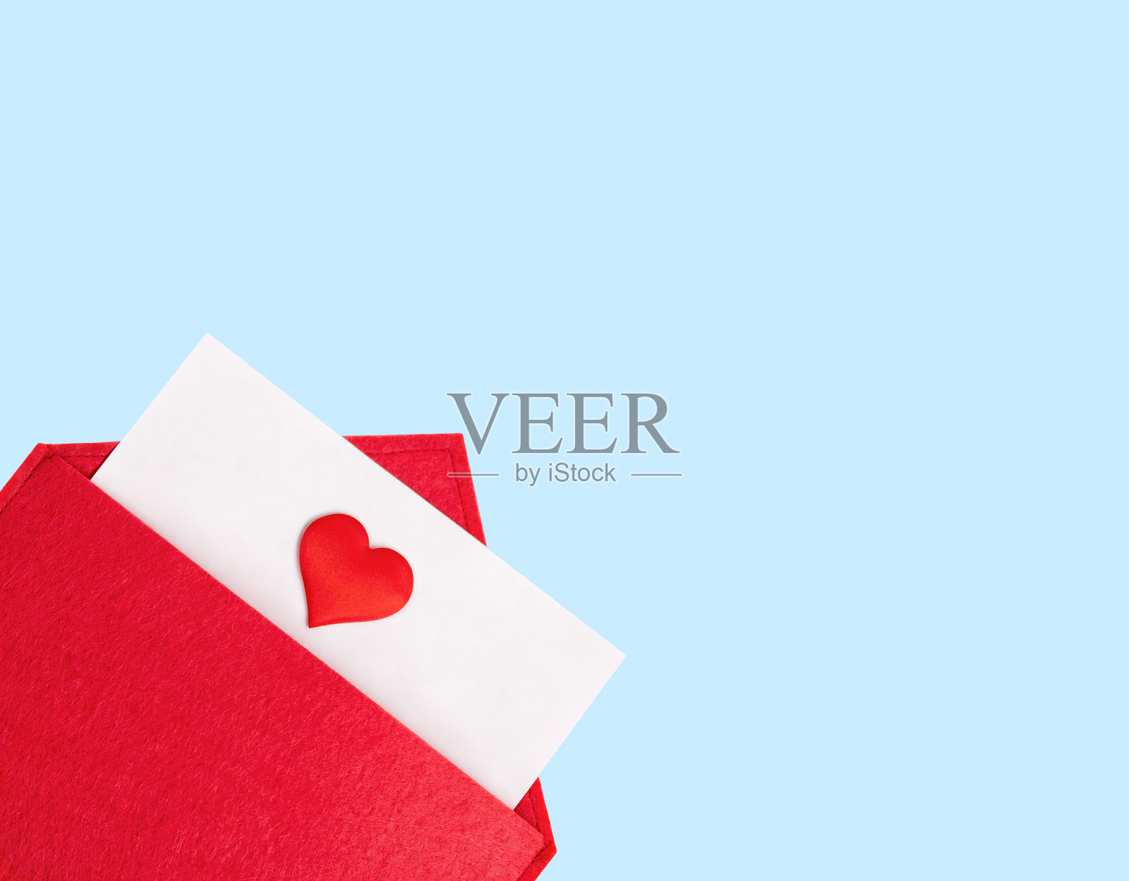 红色打开的信封，蓝色背景上带有爱心的纸，情人节和圣诞新年主题照片摄影图片