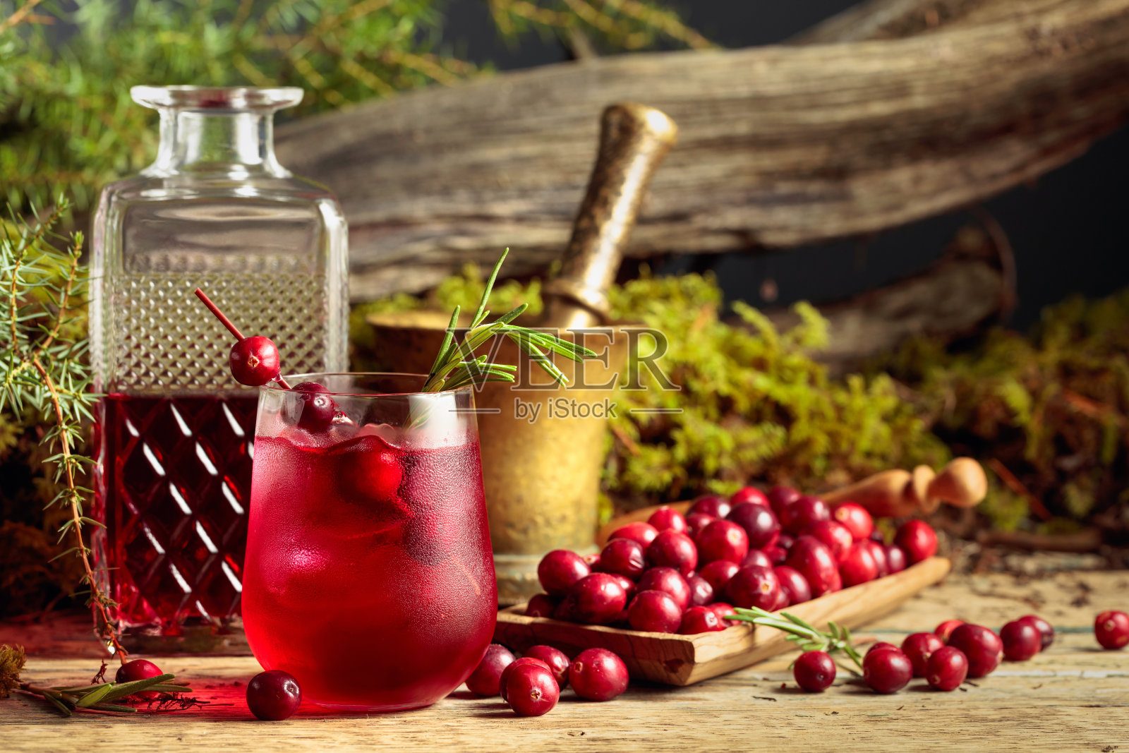 加天然冰和迷迭香的蔓越莓鸡尾酒。照片摄影图片