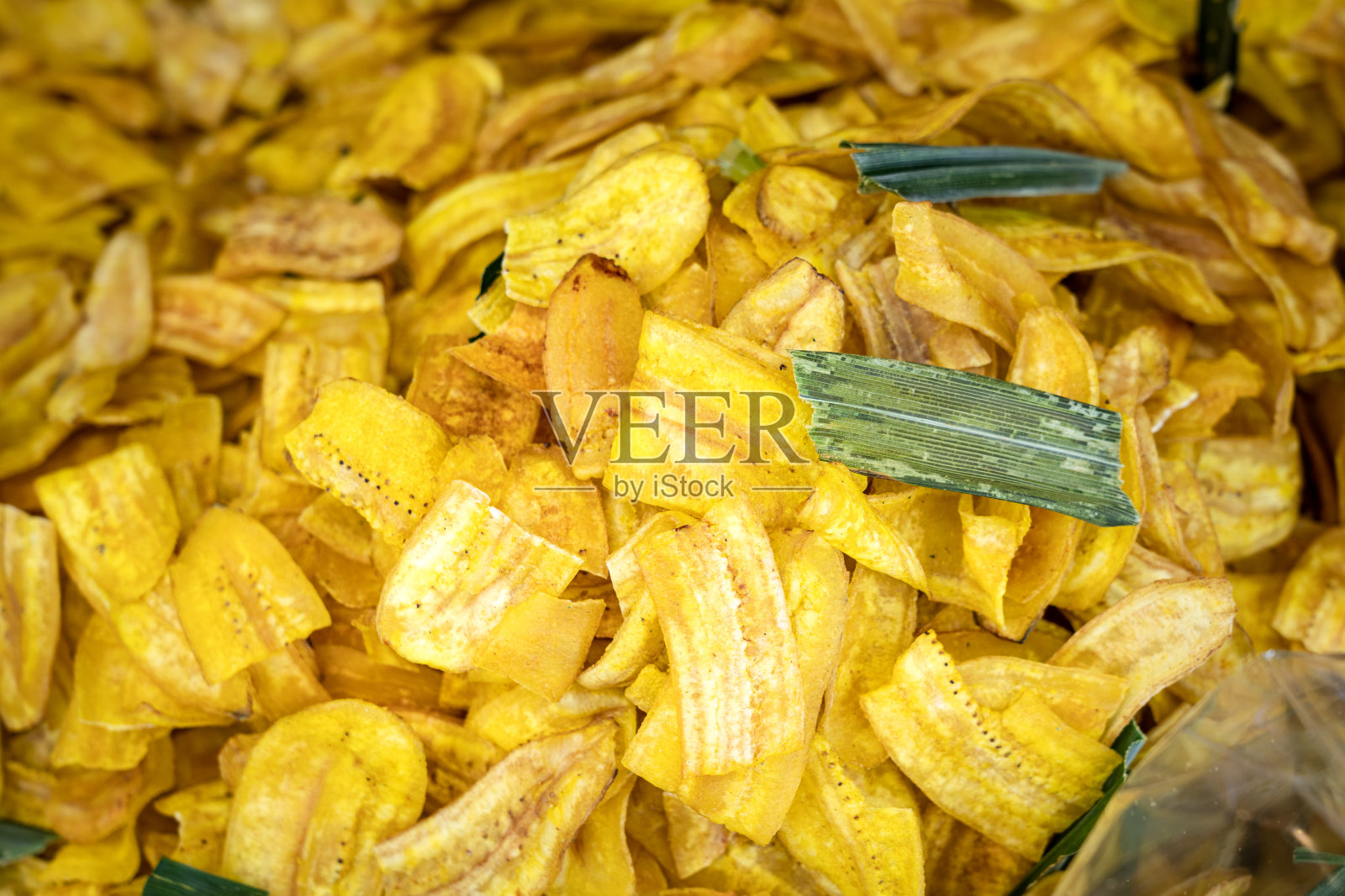 炸香蕉片小吃酥脆。照片摄影图片