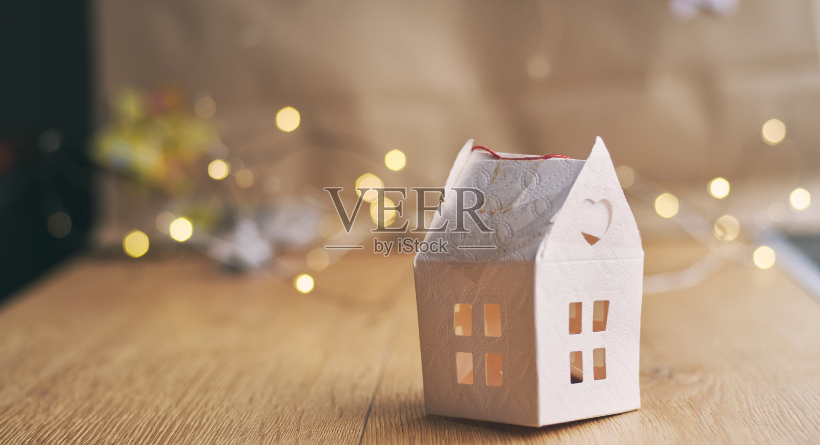 小纸房子特写，与圣诞装饰的背景照片摄影图片
