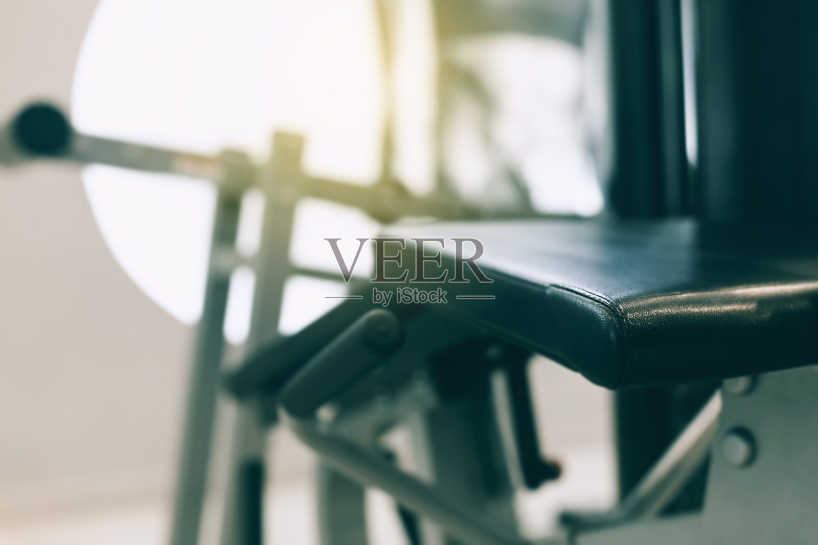 健身俱乐部内部配备了大量的设备照片摄影图片