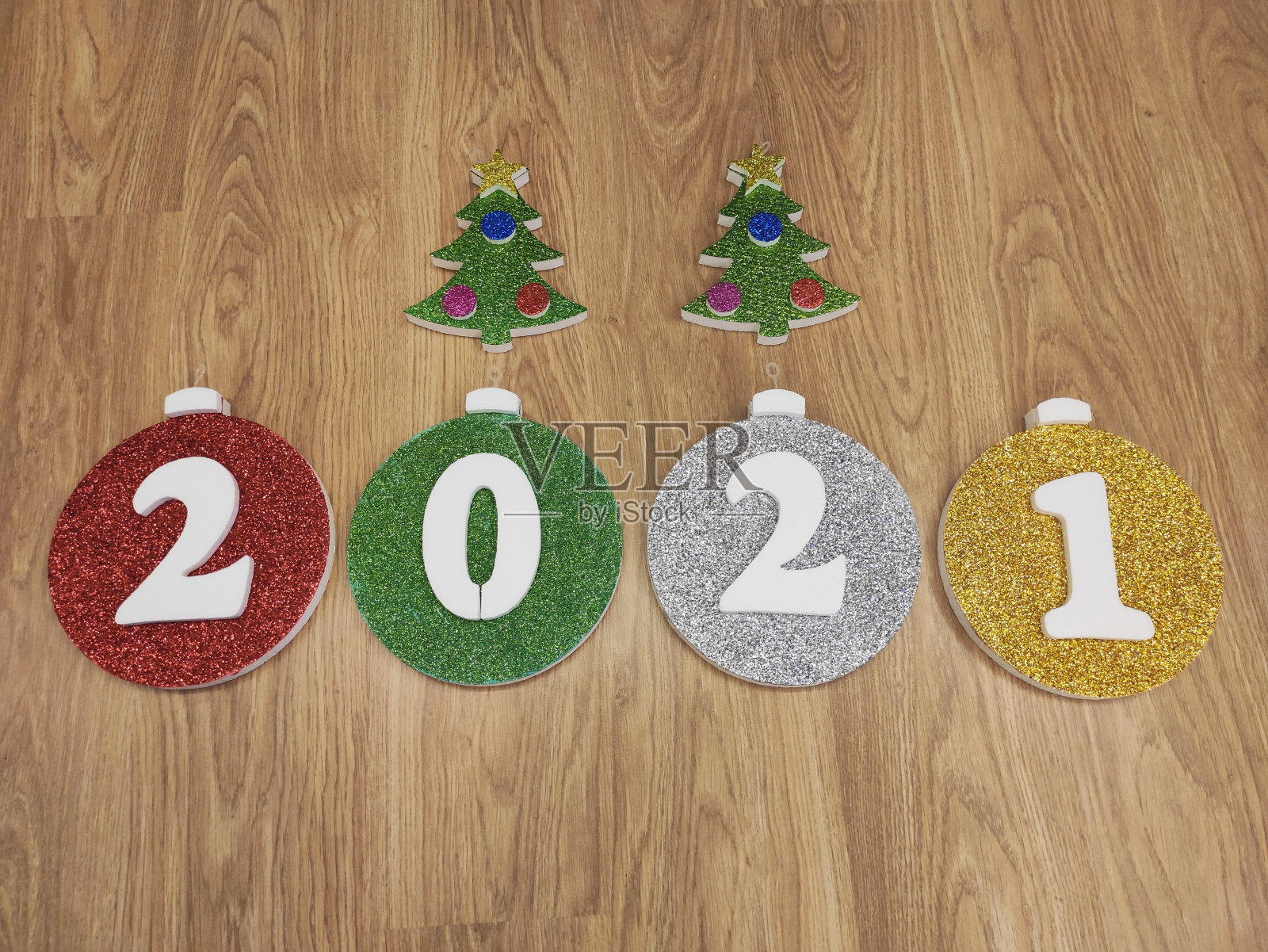 木地板上有2021年新年设计的圣诞装饰品照片摄影图片