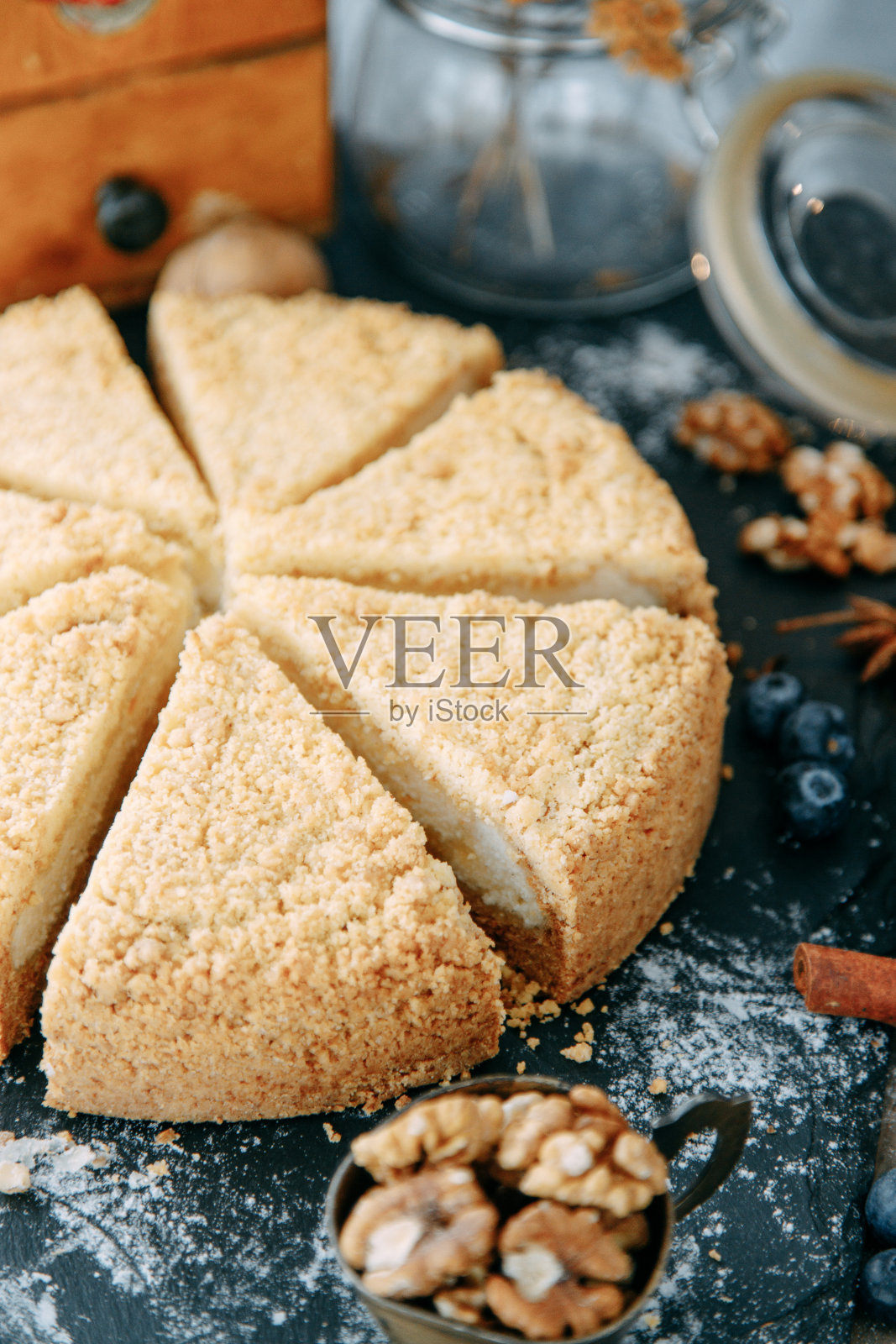 酸奶油蛋糕切特写。桌上有奶油甜点。照片摄影图片