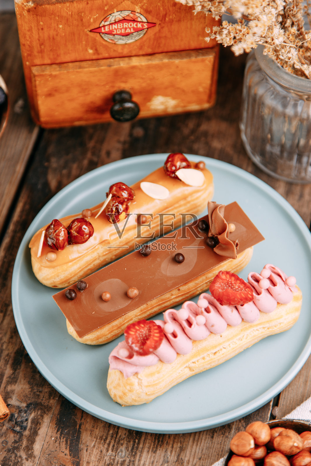 传统法式奶油泡芙条。用巧克力和浆果装饰的泡芙。照片摄影图片