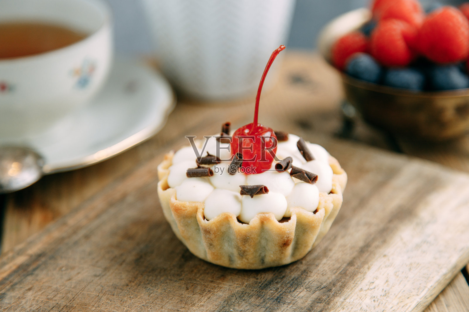 甜蛋糕与浆果在木桌上特写。用草莓和覆盆子做成的无酵面团做成的蛋糕。照片摄影图片