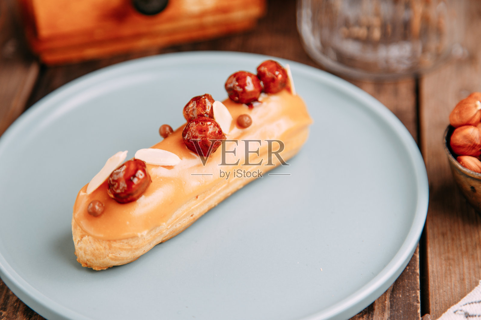 传统法式奶油泡芙条。用巧克力和浆果装饰的泡芙。照片摄影图片