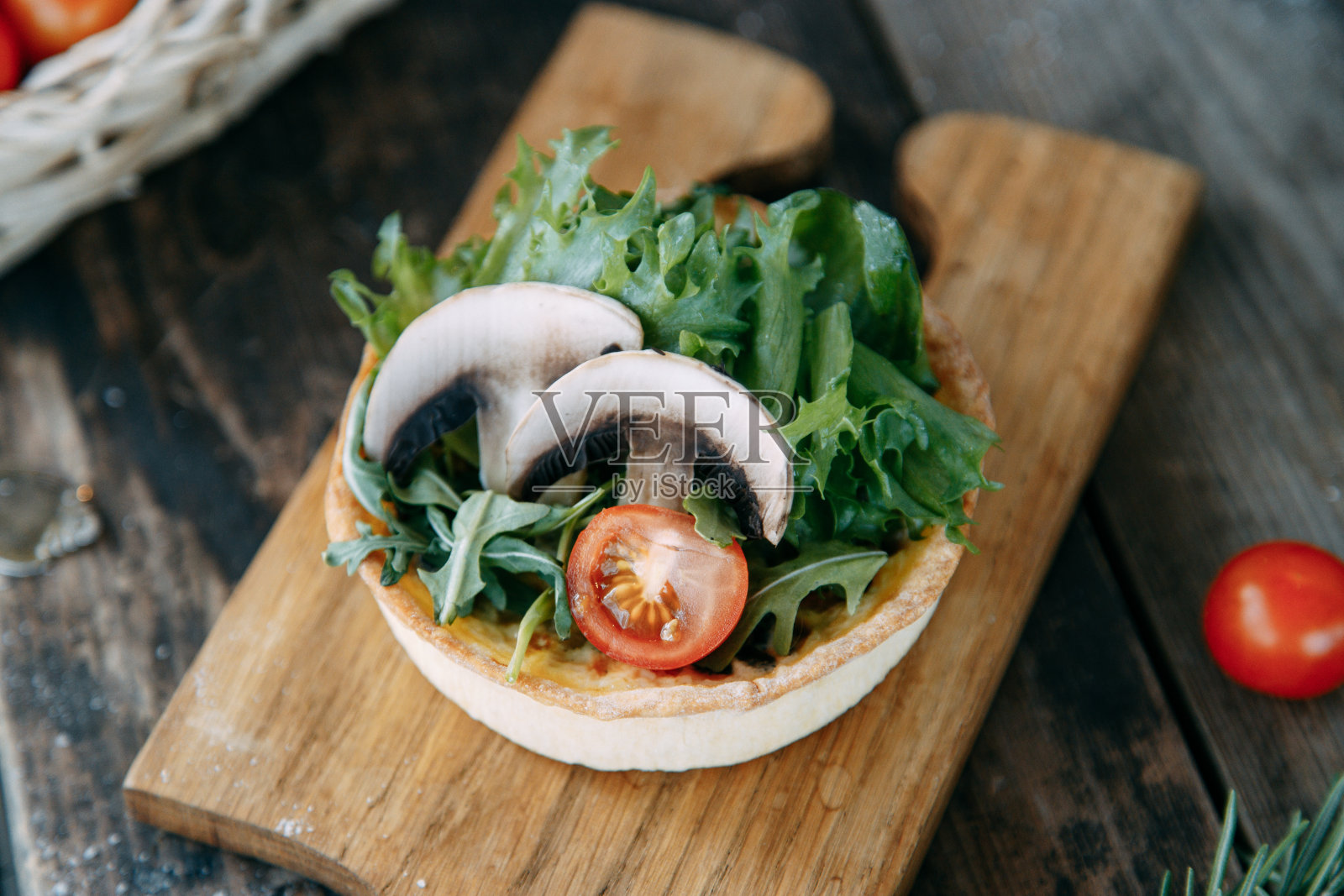 配蘑菇，鸡肉和香草的开胃菜。由无酵母面团制成的馅饼特写。照片摄影图片
