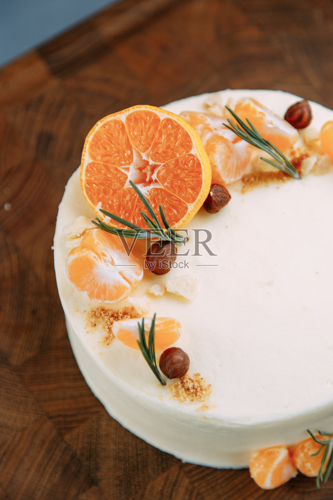 香甜的蛋糕和新鲜的浆果在一个木制的背景。蛋糕与精致的奶油和水果特写。照片摄影图片