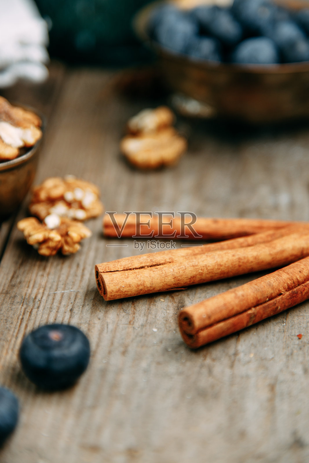 肉桂棒和胡桃木桌子特写。照片摄影图片