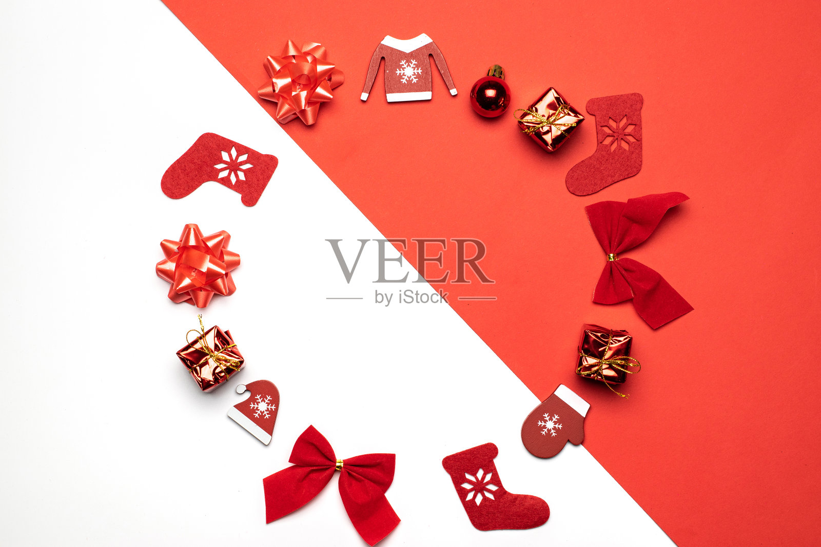 圣诞节日的背景。袜子，礼物，冬天的树，丝带和蝴蝶结的形状框架上的白色，红色的背景贺卡。圣诞背景与文字空间。照片摄影图片