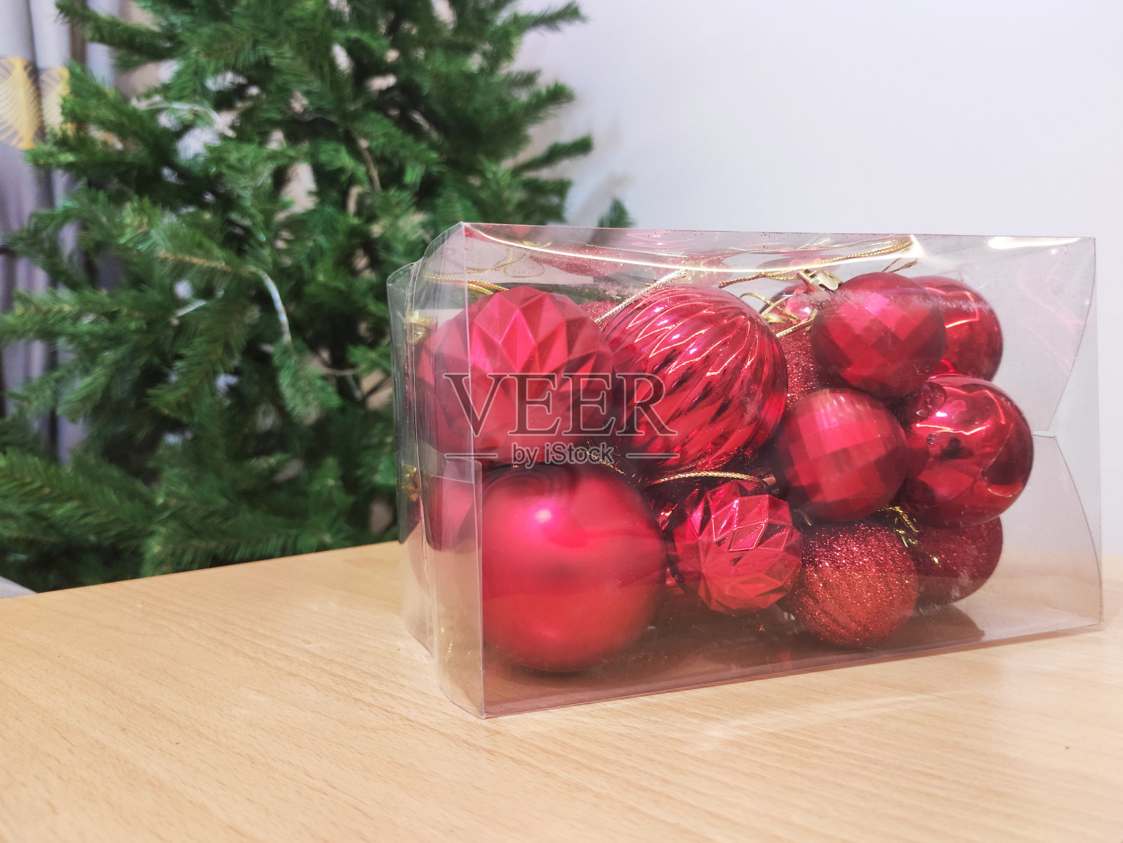 以新年树为背景的圣诞装饰照片摄影图片