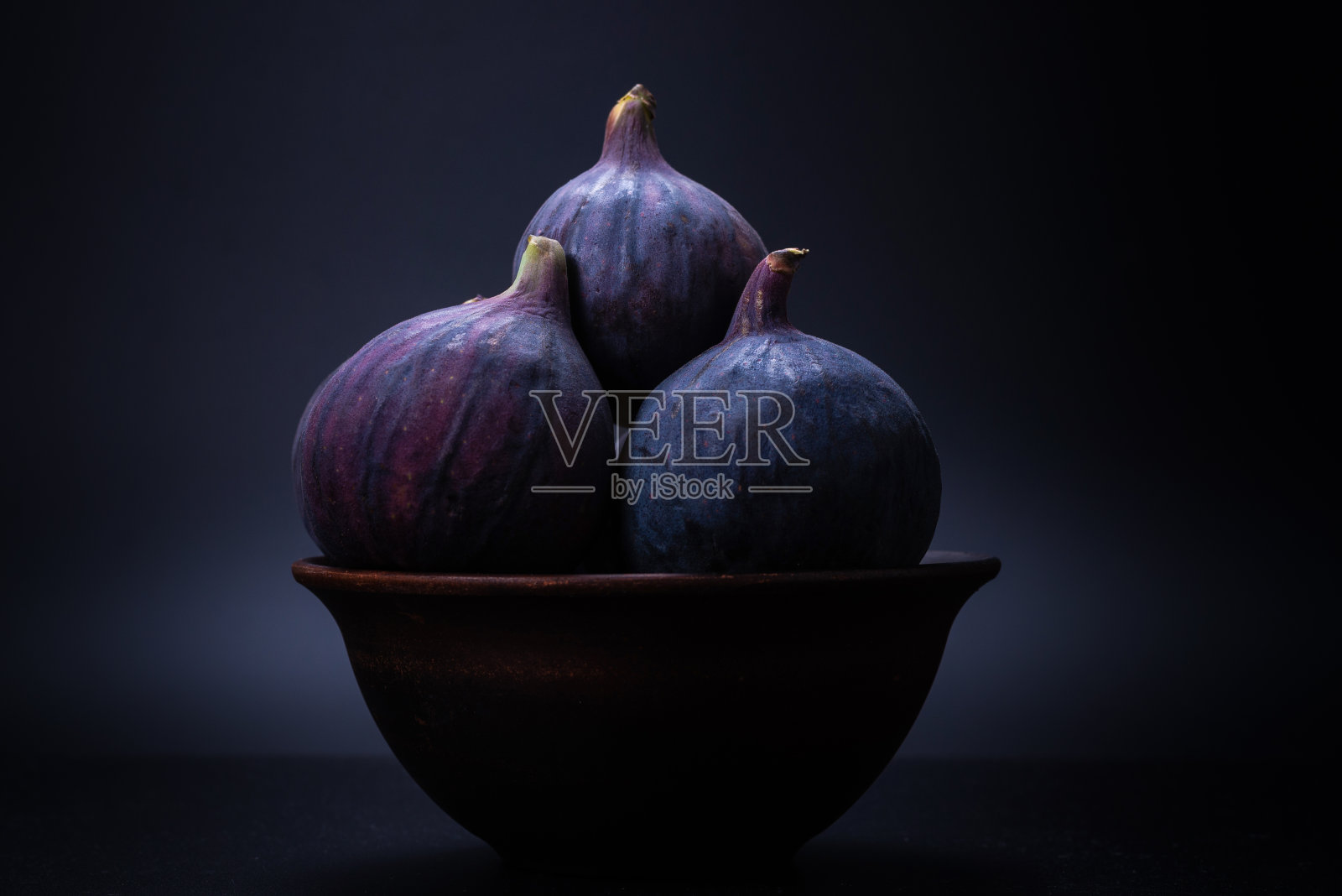黑色背景上的美味无花果。前视图。照片摄影图片