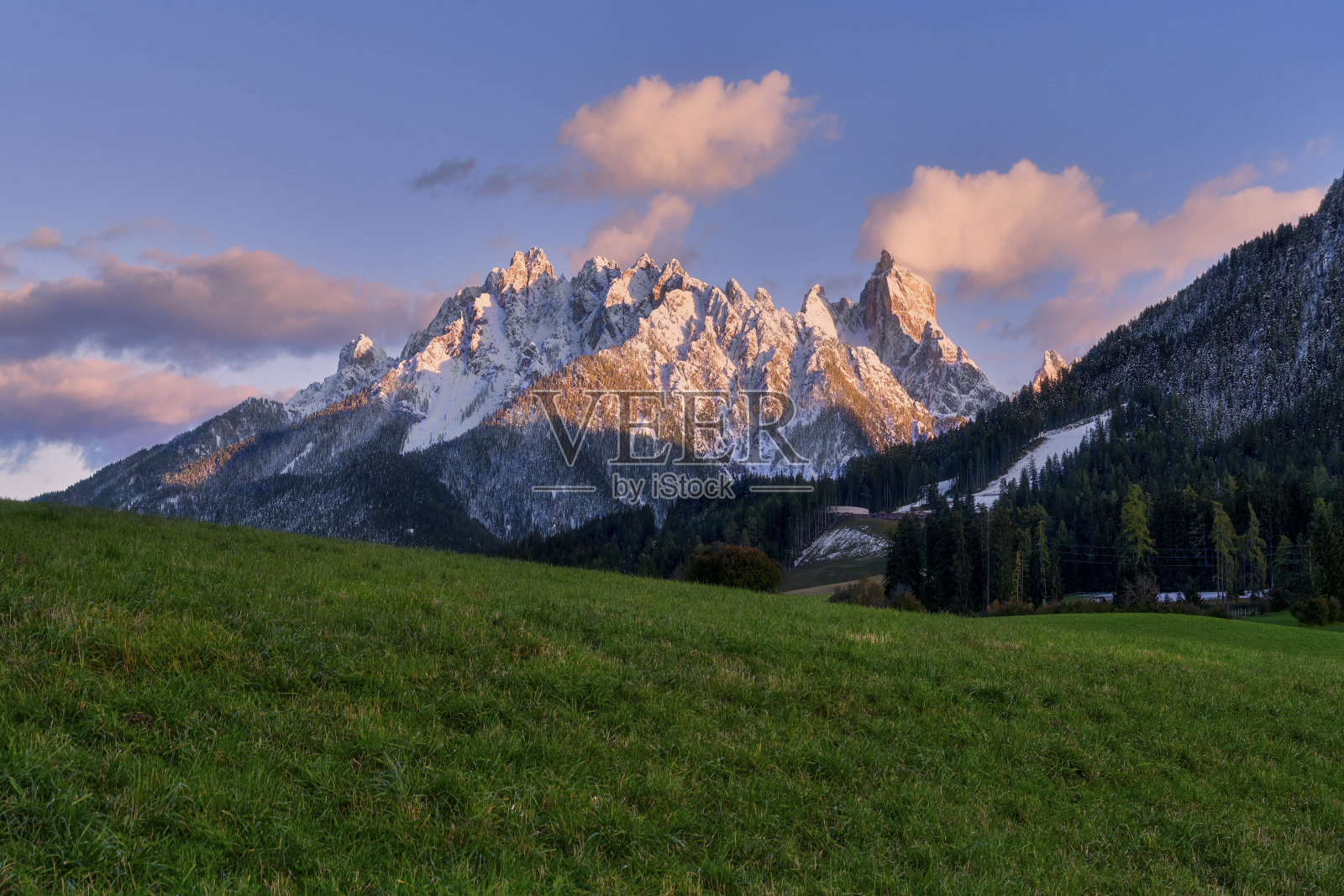 夕阳中的阿尔卑斯山脉，靠近奥地利因斯布鲁克照片摄影图片
