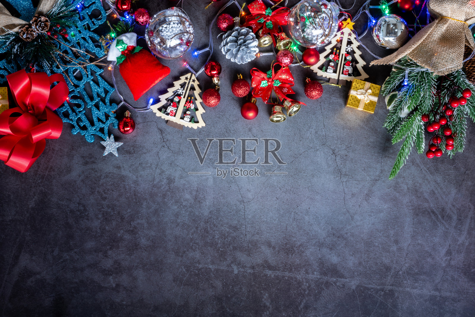 圣诞快乐，新年快乐的背景与金色的闪闪发光的圣诞装饰品照片摄影图片