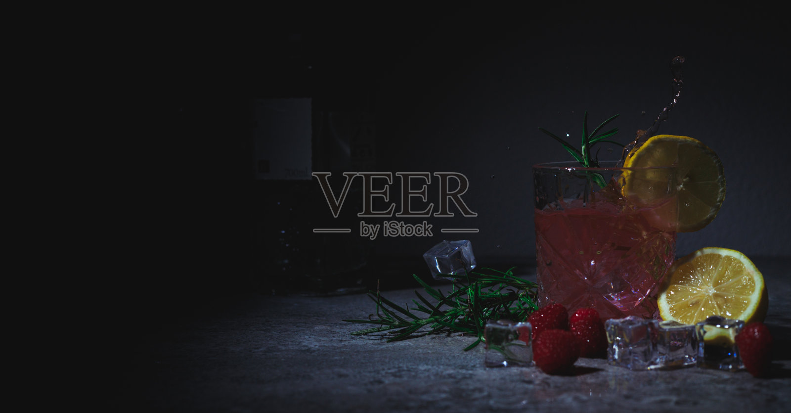 倒入金汤力的冰块照片摄影图片