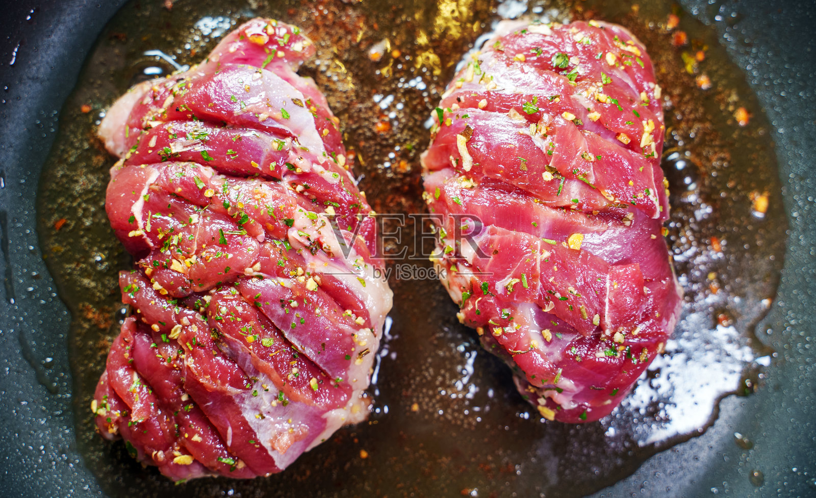 鸭柳是用平底锅煮的。照片摄影图片