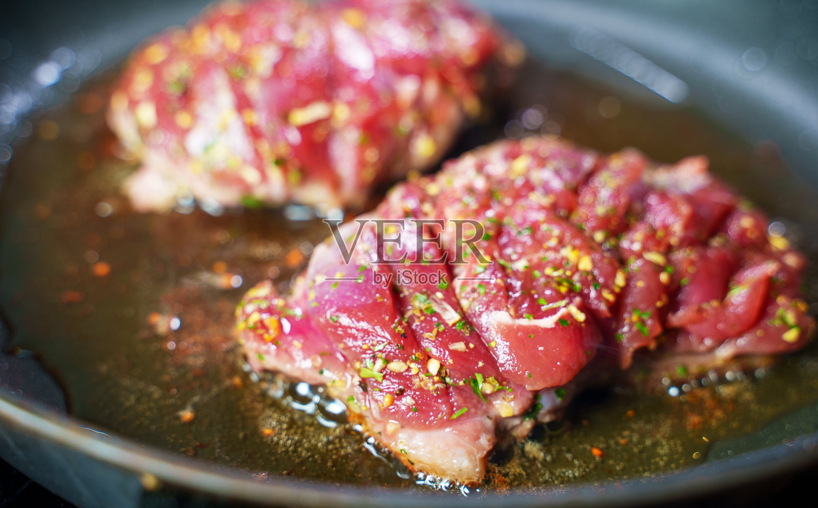 鸭柳是用平底锅煮的。照片摄影图片