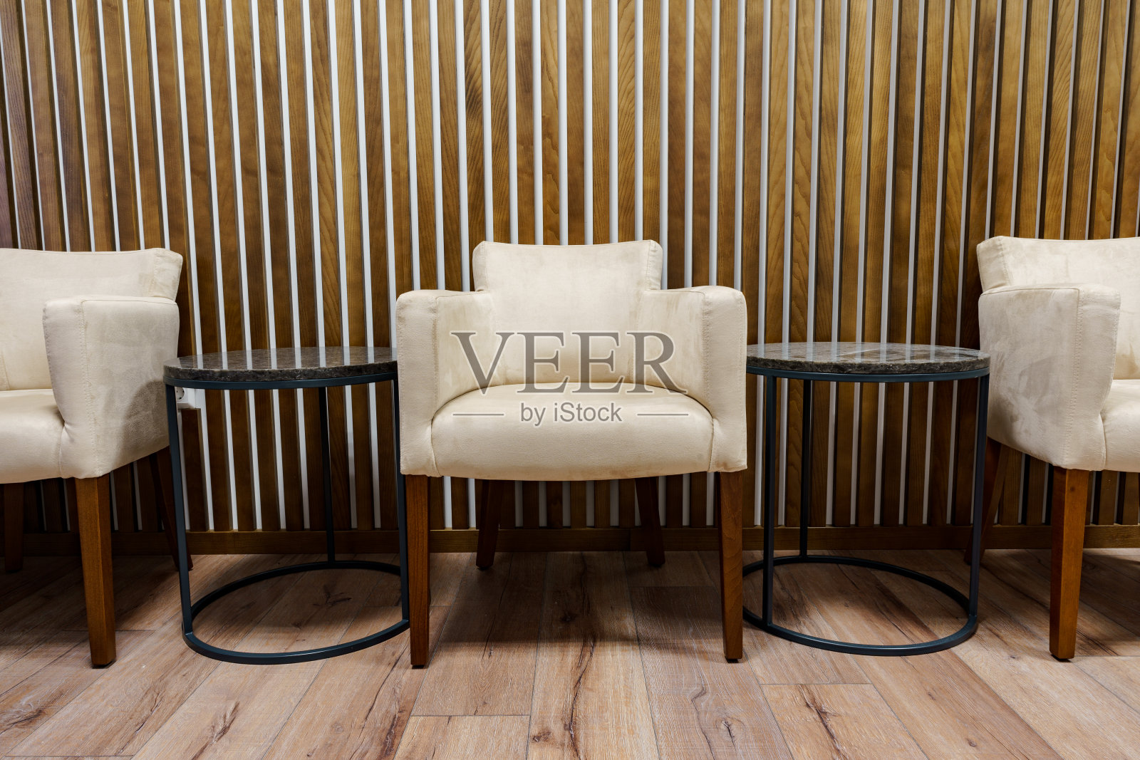 办公室等候区配有扶手椅和咖啡桌照片摄影图片