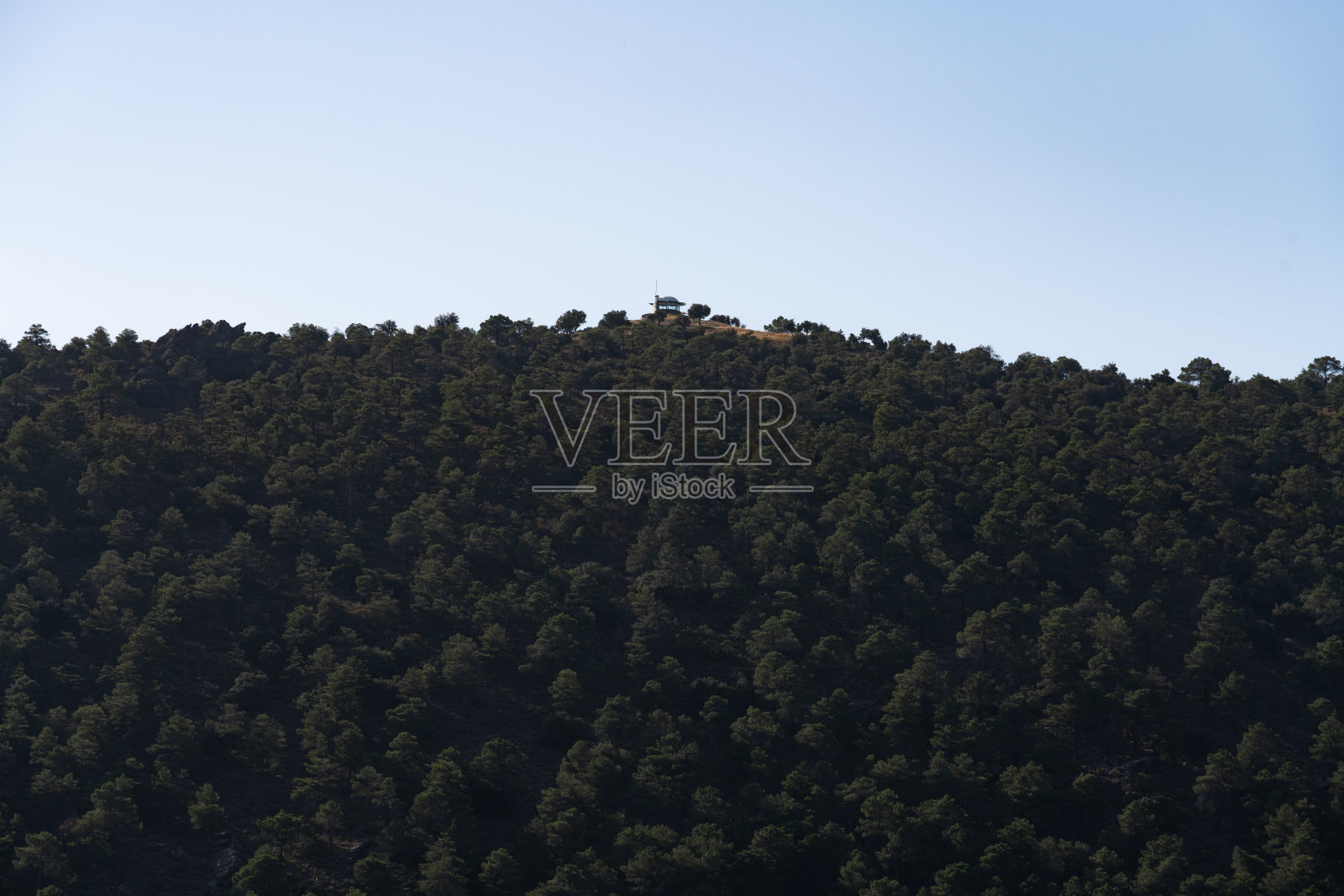 在山顶的警卫室照片摄影图片