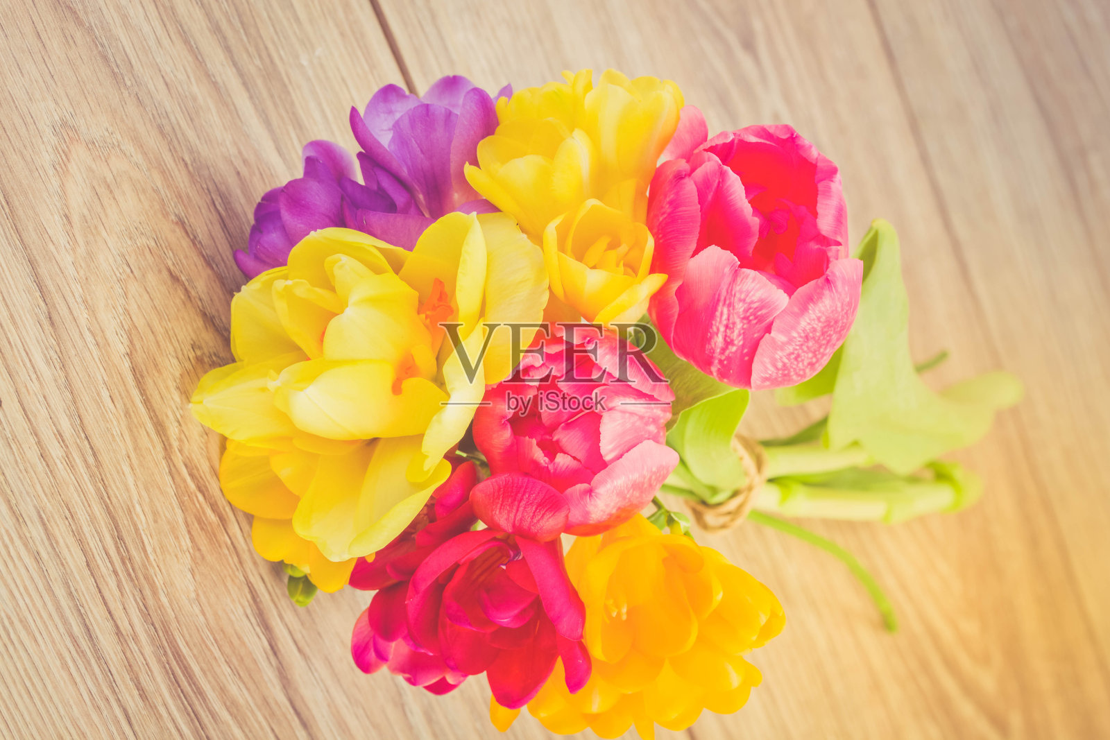 木桌上春花朵朵照片摄影图片