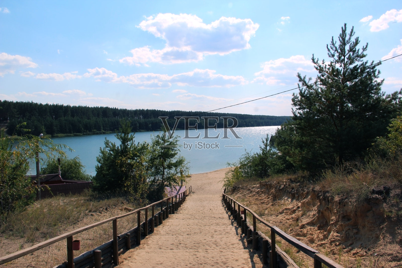 以湖为背景，通往海滩的小路照片摄影图片