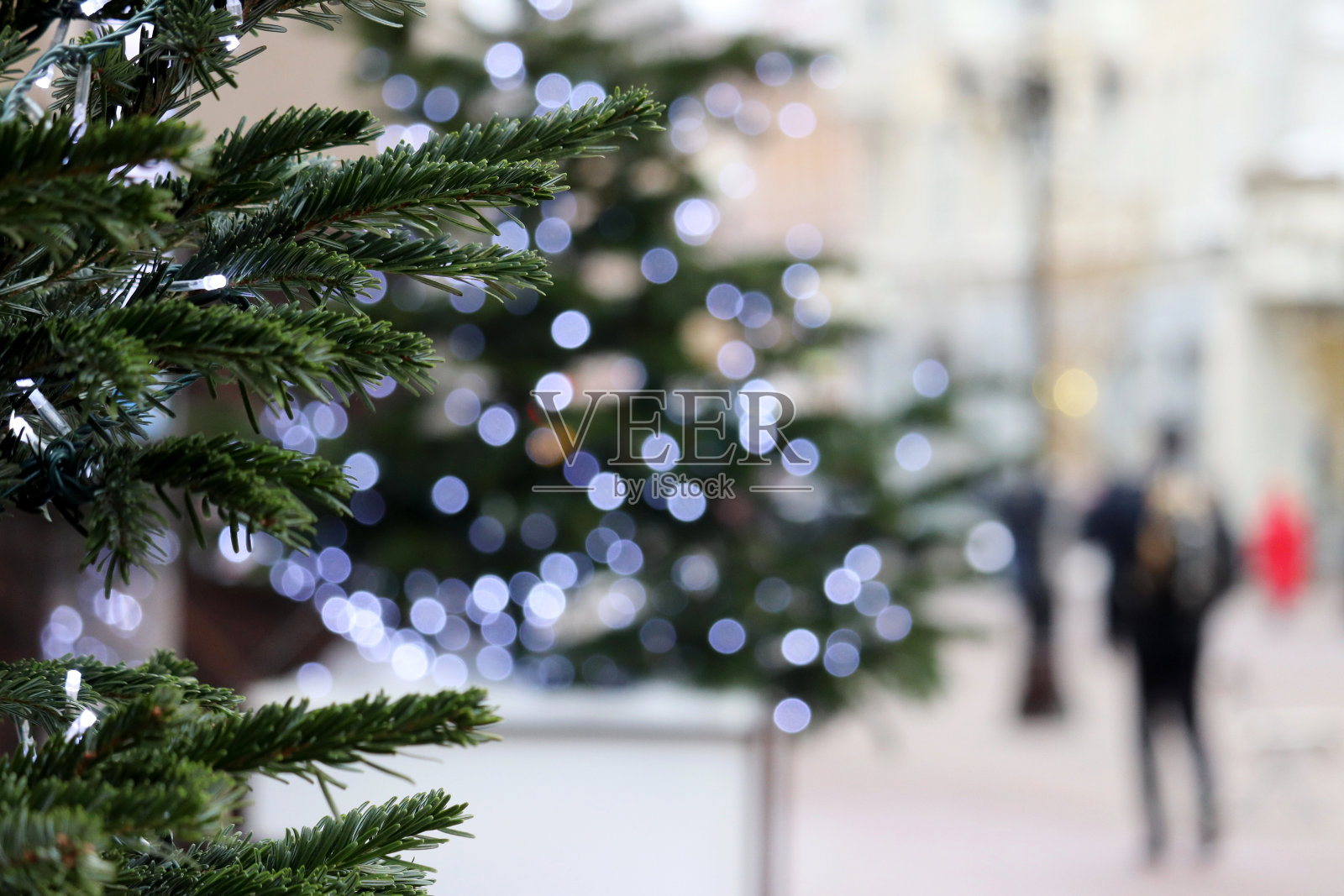 散焦的观点，圣诞树和新年照明在城市街道上照片摄影图片