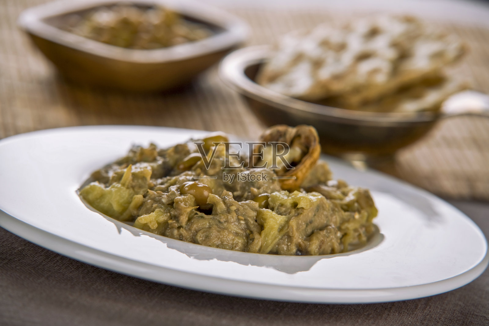 烟熏茄子大蒜酸葡萄蘸酱（Dokhtare Lous）照片摄影图片