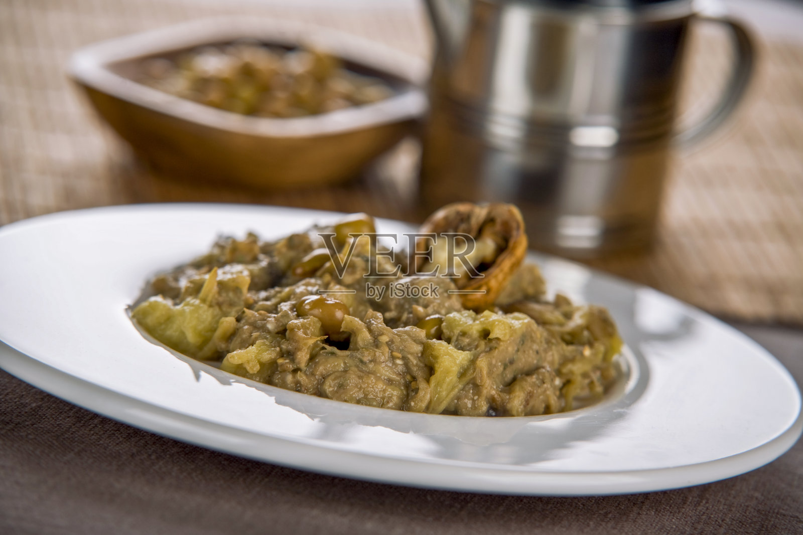 烟熏茄子大蒜酸葡萄蘸酱（Dokhtare Lous）照片摄影图片