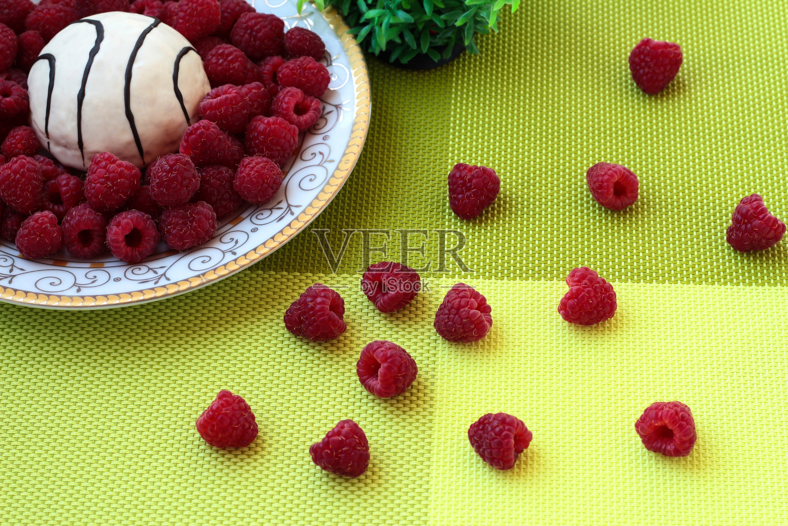 绿色背景的覆盆子和巧克力蛋糕。照片摄影图片