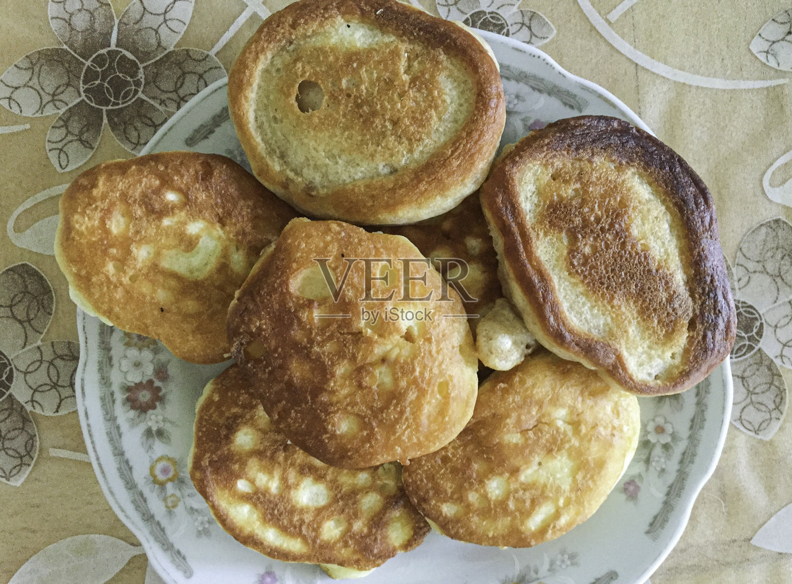 Mchadi，传统格鲁吉亚玉米面包。照片摄影图片