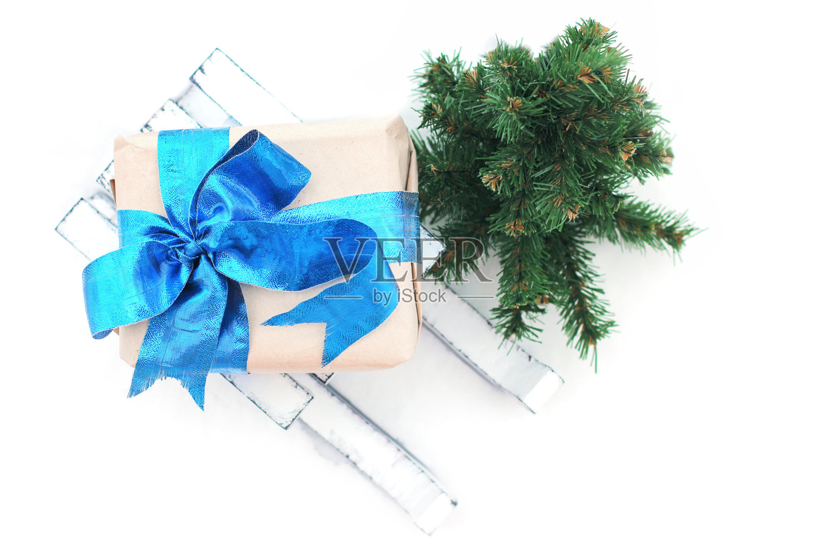 装饰冬天雪橇。白色的雪橇。雪橇上的礼物。圣诞装饰。新年好精神照片摄影图片