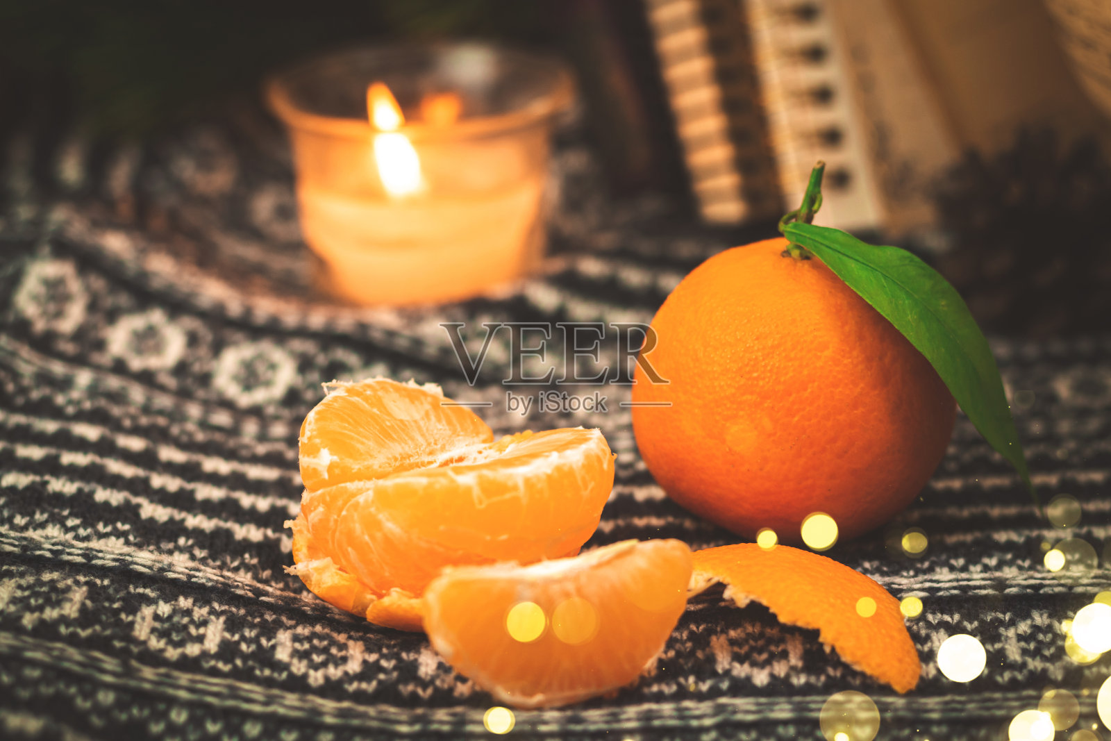 冬天的静物与橘子，柑橘片针织毛衣的背景与garlad舒适的散景，复制空间照片摄影图片