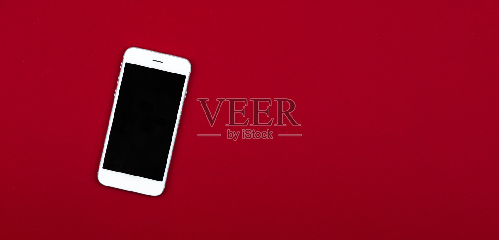 白色空白智能手机模型照片上的红色孤立背景与拷贝空间，俯视图照片摄影图片