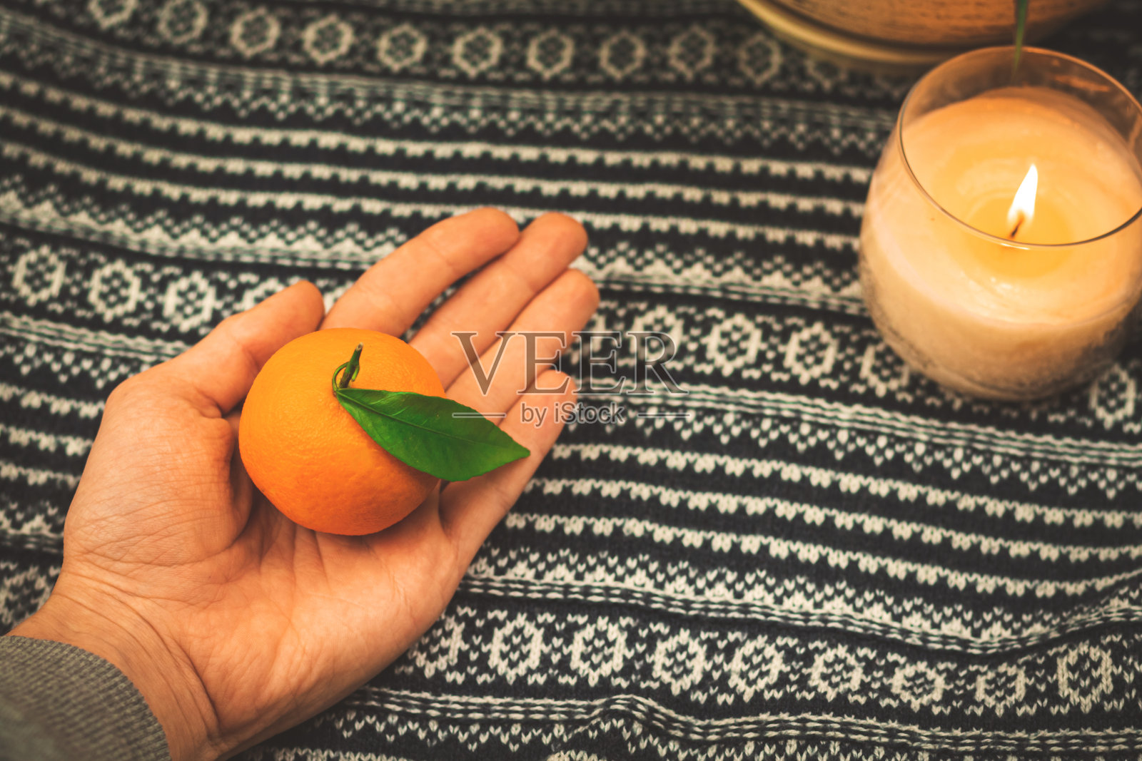冬季在舒适的家中针织毛衣背后构图柑橘食品，用蜡烛复制空间照片摄影图片