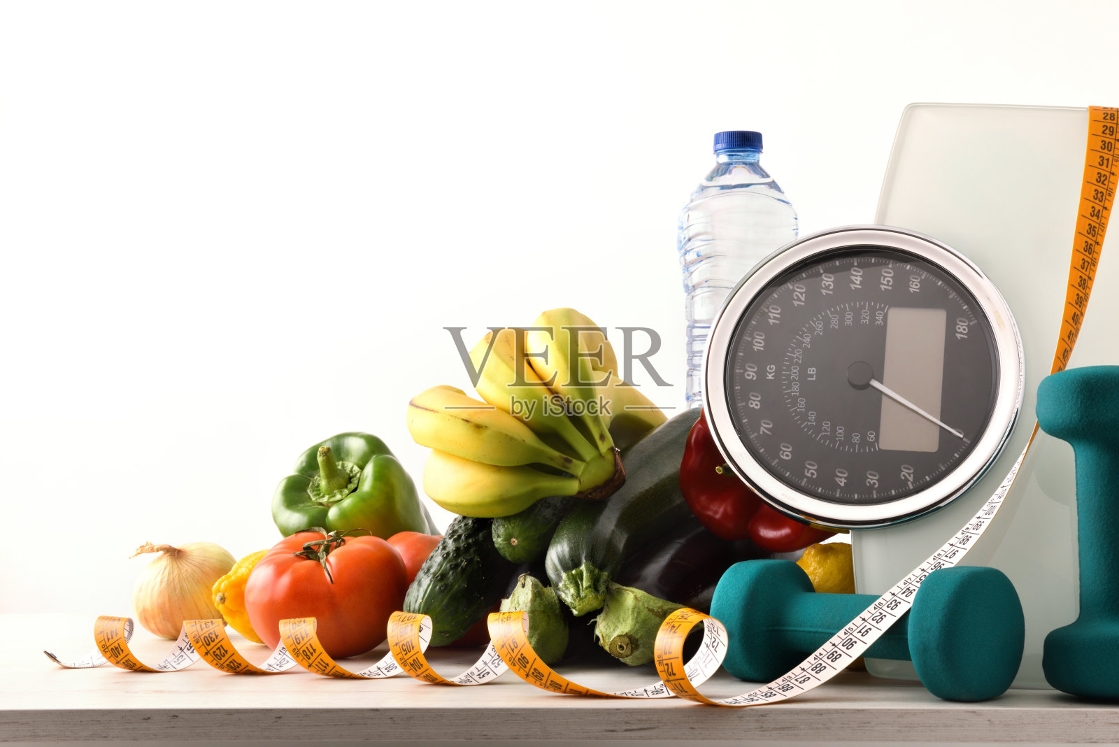 水果和蔬菜体重控制和哑铃白色孤立背景照片摄影图片