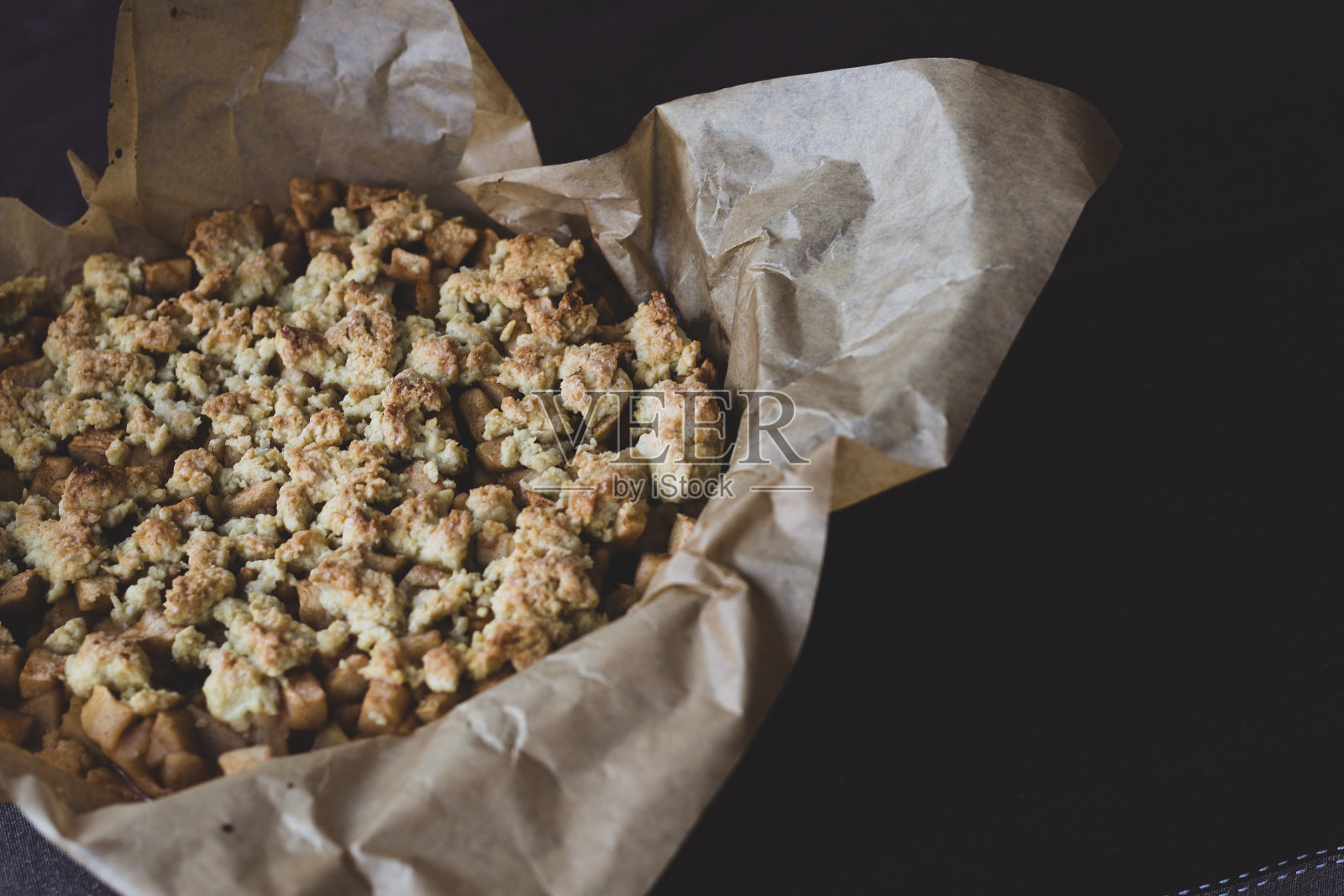 肉桂苹果派加酥粒照片摄影图片