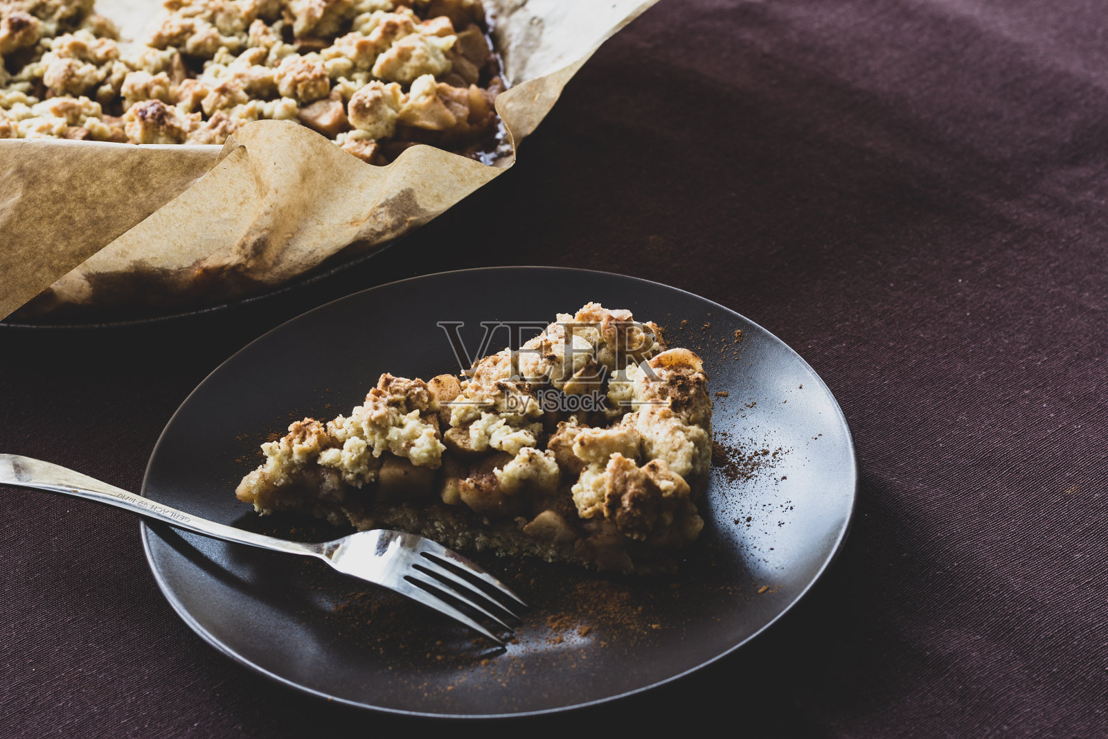 肉桂苹果派加酥粒照片摄影图片