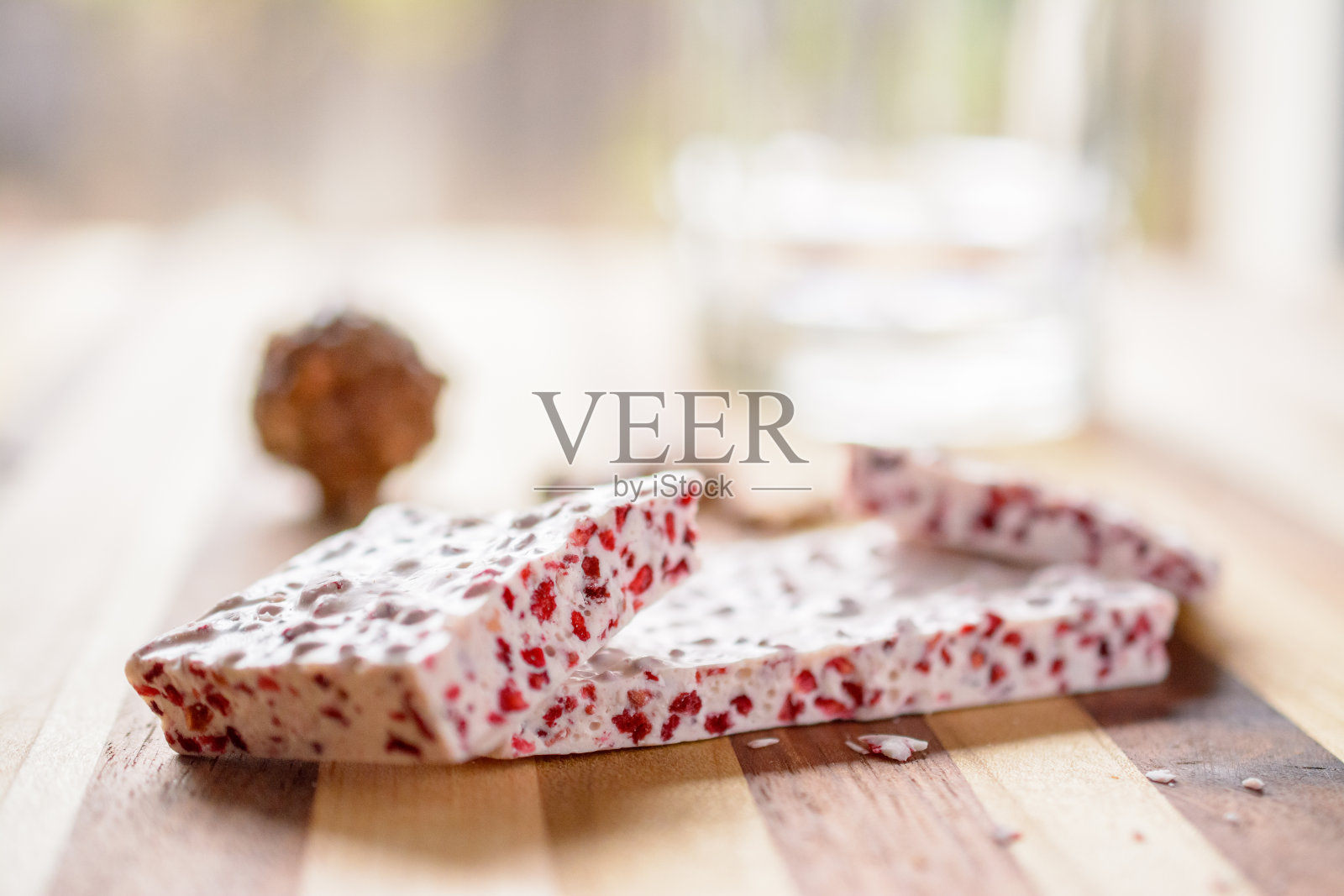 白巧克力覆盆子树皮糖果熟食店照片摄影图片