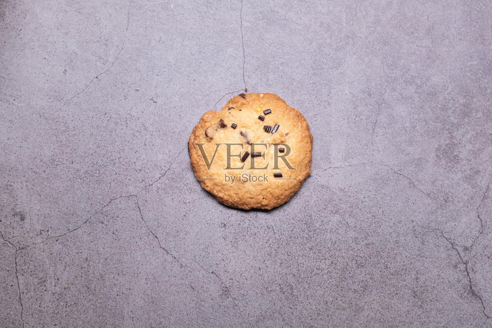 手工制作的巧克力曲奇近距离仍然孤立在一块冰冷的石头灰色板上照片摄影图片