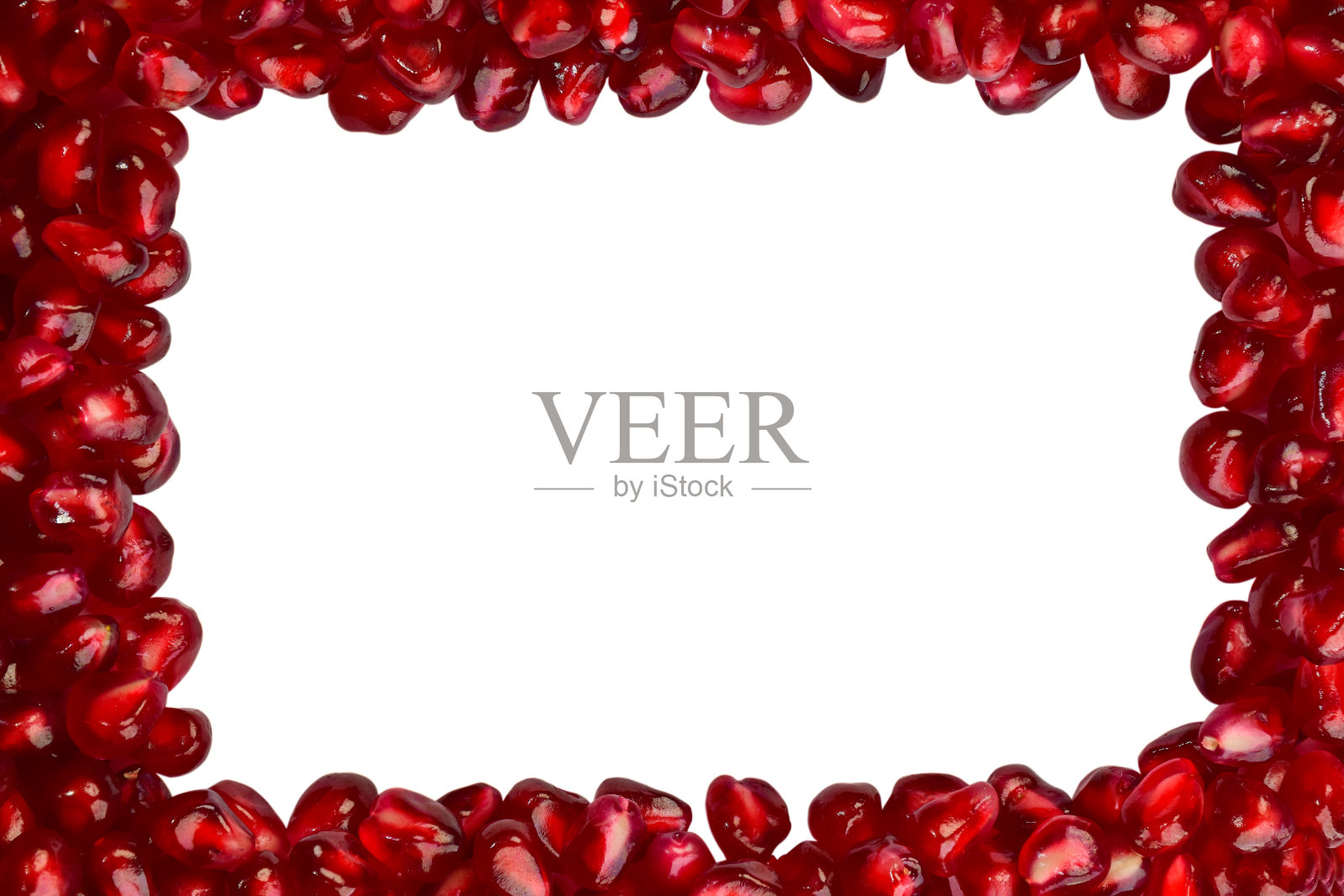 鲜亮多汁的石榴籽散布在四周。在中心有一个空白的空间，可以在白色的背景上题字照片摄影图片