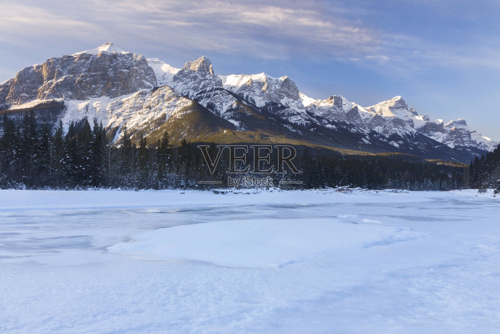 艾伯塔省坎摩尔冰冻的弓河照片摄影图片