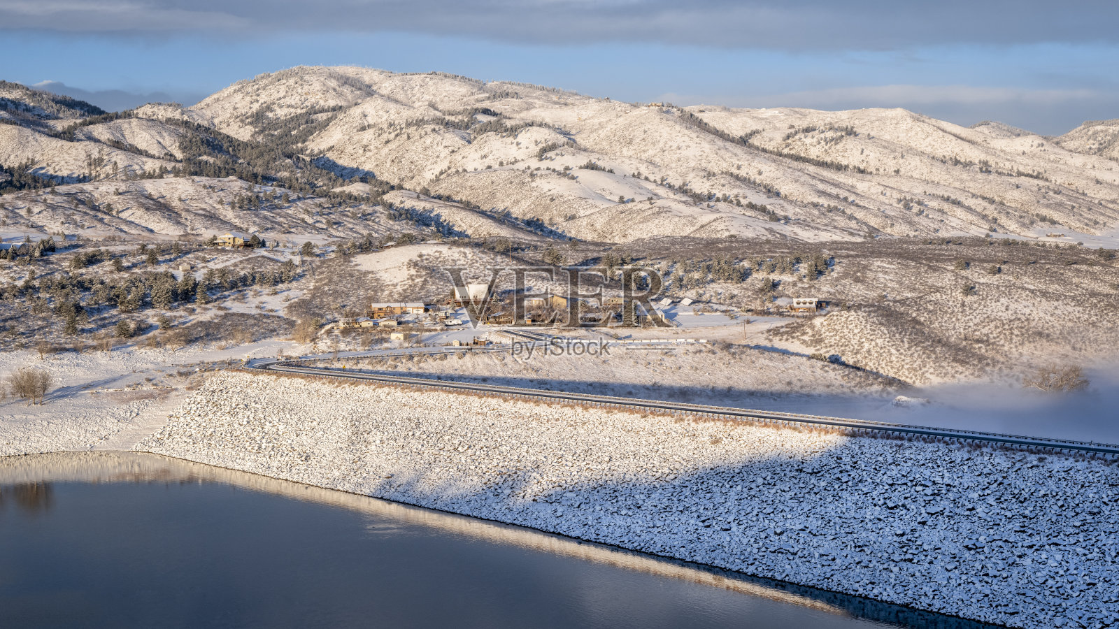 位于落基山脉山麓的山地水库和水坝照片摄影图片