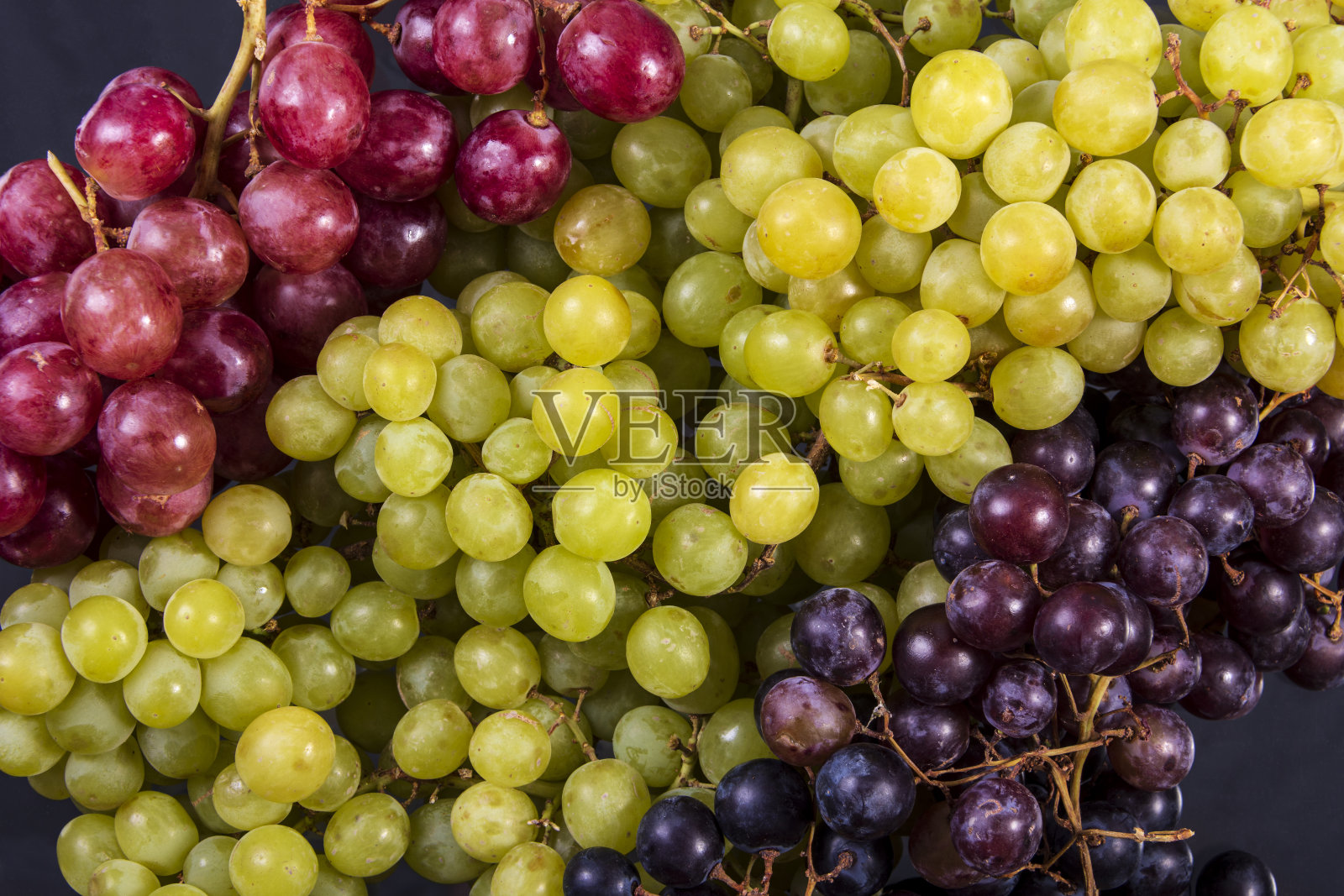 白色、黑色和紫色的葡萄照片摄影图片